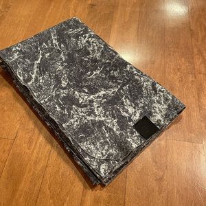Lululemon “The Towel” Gray & White Print - Hot Yoga Towel